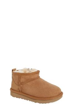 Minu Ugg, Ugh Mini Boots, Ugg Boots Classic Mini, Ugg Boots For Kids, Ugg Classic Mini Boot, Ugg Ankle Boots, Kids Ankle Boots, Teen Presents, Cute Uggs