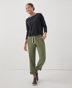 Women's Olivine Daily Twill Pant S. Super soft organic women's Daily Twill Pant from Wear PACT. Fair Trade Factory. GOTS Certified Organic Cotton Roll Up Pants, Green Pants Outfit, Cotton Pants Women, Chambray Pants, Relax Pants, Cropped Pants Women, Wardrobe Planning, Stretch Chinos, Twill Pants