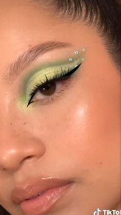 Green Euphoria Outfits, Make Up Rhinestones Eye, Green Eye Makeup With Rhinestones, Make Up Inspo Euphoria, Strass Makeup Eyes, Euphoria Party Looks, Sage Green Eye Makeup, Tinker Bell Makeup, Eye Makeup With Rhinestones