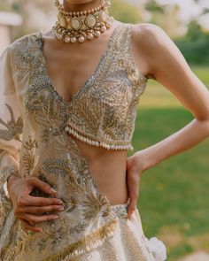 Pearl Work Blouses Indian Saree, V Neck Blouse Indian Lehenga, Minimal Lehenga, V Neck Blouse Indian, Blouse With Pearls, Nyfw 2023, Handwork Designs, Haldi Bride, Lehenga Outfits