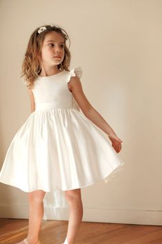 This Vestidos de rapariga item by MissDandyAtelier has 211 favorites from Etsy shoppers. Ships from Espanha. Listed on 23 de Mai de 2023 Lace Flower Girl Dress Rustic, Rustic Flower Girl Dress, Boho Flower Girl, Rustic Flower Girls, Satin Flower Girl Dress, White Flower Girl Dresses, Kids Gown, Flower Girl Dress Lace, Communion Dresses