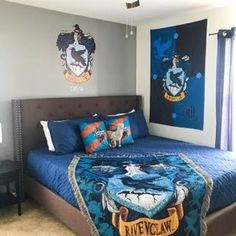 This house is solely dedicated to wizardry. Wizards and Muggles are welcomed!!! Lit Harry Potter, Ravenclaw Bedroom Aesthetic, Ravenclaw Bedroom Ideas, Ravenclaw Inspired Bedroom, Ravenclaw Room Ideas, Harry Potter Room Ideas Bedrooms, Harry Potter Room Decor Bedroom Ideas, Harry Potter House Decor, Ravenclaw Bedroom