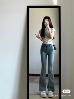 Korean Jean Outfits, Cute Outfit With Flared Jeans, Simple Asian Outfits, Douyin Casual Outfits, Korean Jeans Outfit Casual, Fit And Flare Jeans Outfits, Casual Chinese Outfits, How To Style Flare Jeans Outfit Ideas, Douyin Outfits Cute