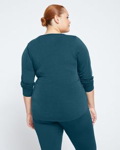 The Long Sleeve Easy Active Tee is as light and soft as your classic cotton tee, but even more breathable. This cozy tee is made from sweat-wicking, antimicrobial fabric that will take you from your weekend errands to your weekend workout. Classic crew neck and forward-shifted side seams make for an easy, flexible fit. Soft-washed Cozy Fit Tops For Loungewear, Organic Cotton Long Sleeve Tops For Loungewear, Cozy Fit Basic Top For Loungewear, Comfortable Cotton Everyday Tops, Organic Cotton Tops For Fall Loungewear, Soft-washed Cozy Fit Tops For Everyday, Fall Organic Cotton Loungewear Tops, Casual Fall Tops For Relaxation, Comfortable Tops For Relaxation In Fall