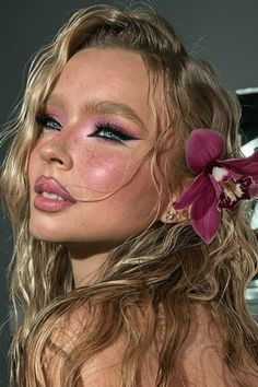 Hawaii Aesthetic Makeup, Hawaiian Makeup Look Eye, Tropical Makeup Look Natural, Orchid Aesthetic Outfit, Tropical Costume Ideas, Orchid Makeup Look, Beachy Makeup Looks, Tropical Makeup Look Hawaii, Island Makeup Look