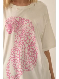 Color: Ivory Vintage-Style Cheetah Graphic Print in Pink Distressed, Garment Washed Round Neckline Short Sleeves Dropped Shoulder Torn And Distressed Detailing At Neckline, Cuffs, And Hem Oversized Fit 100% Cotton Model: Height- 5'9"/ Bust- 31in / Waist- 23in / Hips- 33in and is wearing a SMALL Unique Graphic Tees, Oversize Graphic Tee, Cheetah Graphic, Butterfly Graphic Tee, Leopard Graphic, Trendy Outfit Inspo, Design Shirts, Oversized Graphic Tee, Cute Preppy Outfits