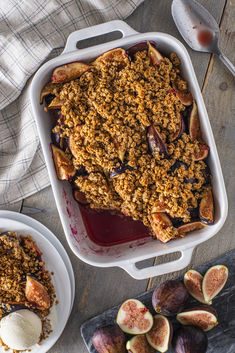 White baking dish with California Fig crisp and Fresh Figs on the side. Pear Strudel, Fruit Crisp Recipe, Vegetarian Recepies, Fresh Fruit Desserts, Creative Dessert Recipes, Fruit Crisp, Creative Desserts