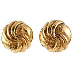 Chanel Flower, Dope Jewelry Accessories, Studded Earrings, Vintage Gold Earrings, Chanel Pearls, Gold Chanel, Chanel Earrings, Earrings Inspiration, Chanel Jewelry