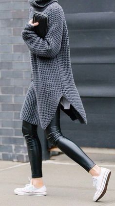 #street #style / oversized gray knit + leather Look Legging, Looks Pinterest, Grey Turtleneck, Trendy Street Style, Street Style Winter, French Chic, Inspired Outfits, 가을 패션