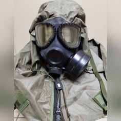 This Is A Original M40 Gas Mask In A Size Medium With Gen 1 Hood And Second Skin Combo Variant. Has Installed Filter And Clear Sacrificial Lens. Mask Is In Working Condition. Please View All Photos. Additional 40mm Filters Are Available For Additional Cost. S10 Gas Mask, Black And Purple Gas Mask, Ww1 Gas Mask, Chernobyl Gas Mask, Gas Masks & Respirators, Scuba Girl, Gas Mask, Gen 1, Second Skin