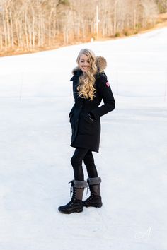 Canada Goose Rossclair Parka Review. Thinking about getting a Canada Goose coat? Read this first! Canada Goose Women Outfits, Crunchy Fashion, Canada Outfits, Canada Goose Rossclair Parka, Parisian Style Winter, Canada Fashion, Best Winter Coats, Canadian Goose