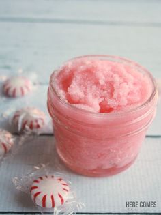 This Peppermint Sugar Scrub smells AMAZING and comes with a free printable gift tag! Rose Sugar Scrub, Peppermint Sugar Scrub, Peppermint Sugar Scrubs, Peppermint Sugar, Homemade Scrub, Sugar Scrub Recipe, Free Printable Gifts, Diy Body Scrub, Sugar Scrub Diy