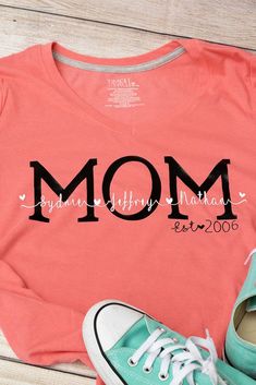 Mother Tshirt Ideas, Personalized Mothers Day Gifts, Htv Shirts, Personalized Scarves, Cricut Christmas Ideas, Burlap Tote Bags, Gifts To Make, Mama Tshirts, Silhouette Diy