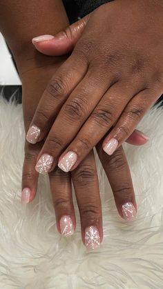 Short Nails Ideas Holiday, Nails No Acrylic Manicures, Christmas’s Nails Short, Gel Nail Xmas Designs, Clean New Years Nails, Winter Nail Ideas Snowflakes, Almond Holiday Nails Christmas, Winter Birthday Nails Short, Christmas Gel Nail Ideas For Short Nails