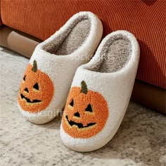 Halloween Slippers Aesthetic, Fall Assesories, Halloween Clothes Aesthetic, Fall Gifts For Friends, Cute Halloween Stuff, Slippers Halloween, Pumpkin Slippers, Halloween Wishlist