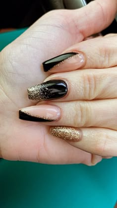 New Year’s Eve Nails Black And Gold, Golden Glitter Nail Art, Trendy Nails Black And Gold, Nails Design Black And Gold, New Year Nails Black And Gold, Black And Golden Nails Acrylic, Black And Gold Snowflake Nails, Black And Gold Glitter Nails Acrylic, Dip Nail Ideas Wedding