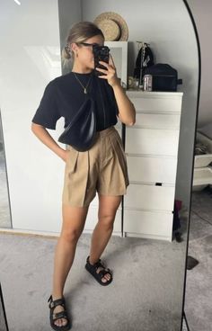 Trouser Shorts Outfit Korean, Outfits To Wear To A Graduation Ceremony As A Guest, Safari Shorts Outfit, Outfit Primavera 2020 Mujer, Humid Weather Outfit Summer Casual, Sarahs Day Outfit, Summer Work Outfits Shorts, Simple Europe Outfits, Holiday Outfit Inspo Summer