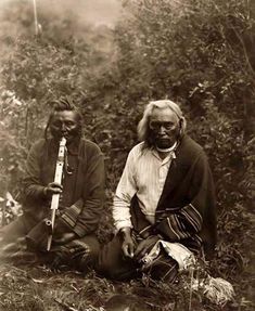 "The Smoke". It was made in Montan in 1905 by Edward S. Curtis.    The photo illustrates Two Crow Indians sitting on the ground smoking a peace pipe Edward S Curtis, Edward Curtis, Peace Pipe, Historic Photos, Indian History, Native American History, American Heritage, Sioux, Native American Art