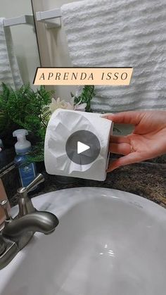 a person holding a tissue in front of a bathroom sink with the words aprenda is