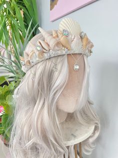 Stunning natural ivory and beige tone sea shell mermaid crown headband.  Covered in crystals, rhinestones and pearls.  This goes all the way around the head and is elasticated at the back for the perfect fit and this is fully lined with crushed velvet for extra comfort. Seashell Headband Diy, Mermaid Tiara, Seashell Headband, Shell Crown, Renn Faire, Shell Crowns, Shell Mermaid, Shell Accessories, Mermaid Hat