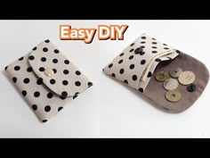 two purses with buttons on them and the words easy diy written in orange