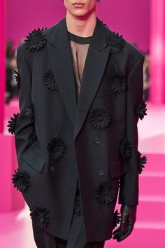 Valentino Fall 2022, Ropa Upcycling, Iconic Beauty, Queer Fashion, Rock Punk, Fashion Project, Black Suit, Fashion Weeks, Fall 2022