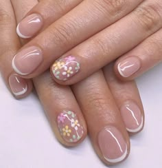 Short Gel Nail French Tip Designs, Short Nails Ideas Flowers, Short Nail Designs Minimal Natural, Classy French Tip Nails, Classy French Tip, French Tip Gel Nails, French Manicure Nails