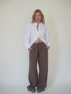 A must-have-item in any wardrobe is the Linen Pants! The relaxed fit and drawstring waist makes them adjustable and comfortable. The natural linen material is breathable and has been pre-washed to prevent it from shrinking. The linen fibers comes from within the EU and is certified with Masters of linen certification. Brown Linen Pants Outfit, Trip Fits, Brown Linen Pants, Linen Pants Outfit, Djerf Avenue, Pants Brown, Linen Material, Sweaters And Jeans, Swim Accessories