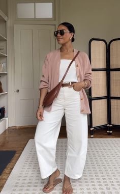 Outfit Minimalista, Wide Leg Jeans Outfit, Linen Pants Outfit, Elegante Casual, Looks Street Style, Pink Cardigan, Casual Chic Outfit, Casual Work Outfits, Life Tips