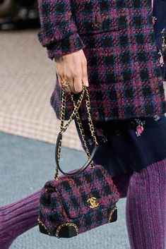 Chanel Fall 2022, Coco Chanel Style, Chanel 2022, Moda Chanel, Tweed Bag, Chanel Fashion Show, Chanel Suit, Classic Chanel, Runway Outfits