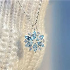 Creative Exquisite Sky Blue Snowflake Design Pendant Necklace. Rhinestones And Alloy. قلادات متدلية, Pretty Jewelry Necklaces, Bracelet Viking, Snowflake Necklace, Magical Jewelry, Jewelry Accessories Ideas, Classy Jewelry, Fancy Jewellery, Fancy Jewelry