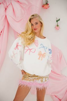 Get cozy and stylish in our BOW PRINT PULLOVER! Embrace the oversized fit and stay trendy with colorful bow prints. This pullover is the perfect addition to your wardrobe. Just remember to hand wash for long-lasting wear. (Don't worry, we won't judge if you wear this every day.) This is a made-to-order item. All customized orders are currently shipping within 14 business days. To receive item quicker, expedited shipping is available at checkout. **For reference, the model is 5'8 and wearing a si Trendy Outfits Christmas, Bow Outfit, Bow Sweater, Bow Print, Oversize Casual, Stylish Clothes For Women, Cute Summer Outfits, Print Pullover, Preppy Outfits