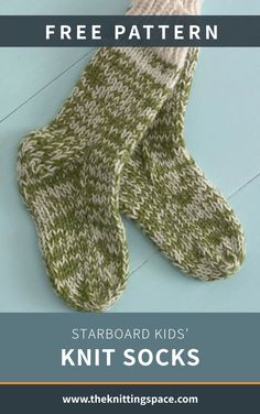 a pair of knitted socks sitting on top of a wooden floor with text overlay that reads, free pattern starboard kids's knit socks