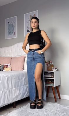 Outfit Ideas Jeans Skirt, Easy Looks Outfit, Trending Going Out Outfits, Camilo Concert Outfit, House Dinner Party Outfit, Look Pro Frio, El Salvador Outfits, Black Skirt Casual Outfit, Look Casual Verano