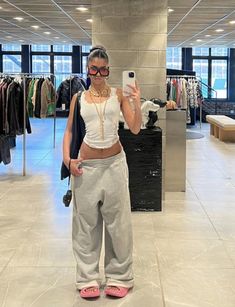 Look Kylie Jenner, Sweatpants Outfits, Baggy Sweatpants, Skandinavian Fashion, Neue Outfits, Tomboy Outfits