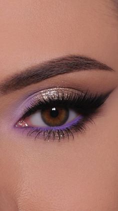 Purple Gold Eye Makeup, Smokey Purple Eye Makeup, Purple Gold Makeup, Lavender Eyeshadow Looks, Purple And Gold Makeup, Purple Prom Makeup, Violet Makeup, Makeup Looks Ideas, Prom Eye Makeup