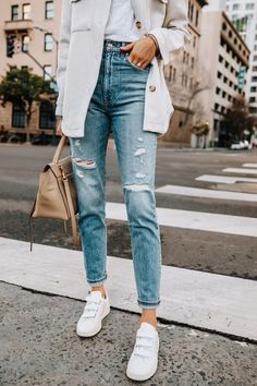 Velcro Sneakers Outfit, Outfit With Shacket, Veja Velcro Sneakers, Veja Velcro, Veja Sneakers Outfit, Beige Shacket, Work Blazer Outfit, Celine Belt, Outfits Bonitos