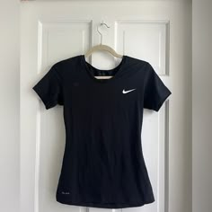 Nike T Shirts Women, Nike Shirt Outfit, Gym Shirts For Women, Sport Outfits School, Pe Shirt, Workout T Shirts, Black Nike Shirt, Nike Women Outfits, Clothes Nike