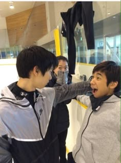 Funny Poses, Draw The Squad, Gay Memes, 웃긴 사진, Yuzuru Hanyu, Hanyu Yuzuru, Meme Template, Pose Reference Photo, Figure Skater