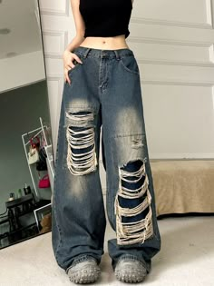 Ripped Baggy Jeans, Baggy Jeans For Women, 1980s Fashion Trends, Ripped Jeans Women, Ripped Women, Womens Ripped Jeans, Casual Trends