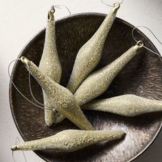 an overhead view of some type of plant on a metal plate with string attached to it