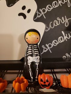 Astuce d'Halloween ou traitement 3 1/2 dans la poupée Skelton peg. Parfait pour la décoration d'automne et le jeu imaginatif d'Halloween pour vos petits. Halloween Trick Or Treating, Doll Ideas, Trick Or Treating, Halloween Skeleton