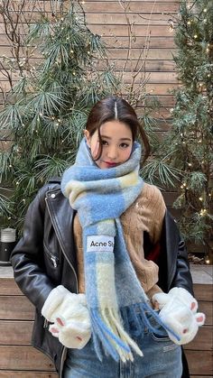 Blue Scarf Outfit, Blue Outfit Winter, Baby Blue Outfit, Korean Style Winter, Scarf Outfit Winter, Winter Outfits Aesthetic, Scarf Outfit, Chunky Scarves