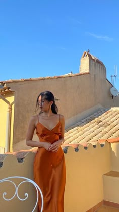 Fancy Dress Poses, Midsummer Outfit, Orange Outfit, Dress Aesthetic, Silk Slip Dress, Mode Inspo, Silk Slip, Positano, Orange Dress