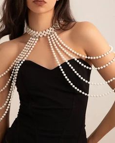 Party Make Up Look Night, Dress Accessories Ideas, Vintage Drapes, Pearl Outfit, Pearls Dress, Beads Clothes, Hand Beaded Bag, Neck Jewelry, Fashion Design Patterns