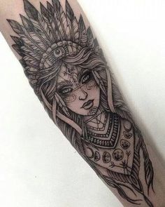 Está em busca de fazer uma tatuagem no braço, mas não tem ideia do que fazer? Esse post é especialmente para você, aliás, trouxe algumas inspirações que tenho certeza que você vai gostar. Tattoo Karma, Tattoo Ideas Female Sleeve, Female Sleeve, Latest Tattoos, Leg Tattoo Men, Indian Tattoo, Greek Tattoos, Tatuaje A Color