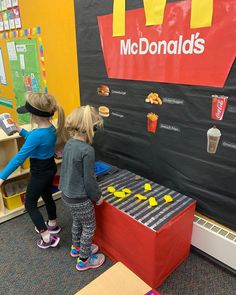 Restaurant Theme Preschool, Restaurant Kids Activities, Mcdonalds Party, Preschool Restaurant, Kindergarten Inquiry, Diy Carnival Games, Play Preschool, Dramatic Play Themes, Cardboard Houses