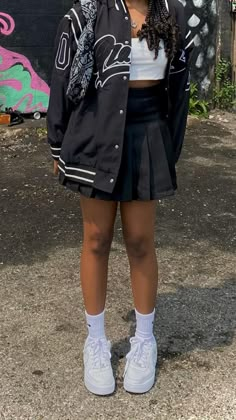 Skirt Back To School Outfits, Sneakers Black Women Outfit, Baddie Skirt Outfits For School, Trendy Outfits Back To School, Black 80s Outfits, Cute Black Fits, Badie Asthetic Outfits, Outfits For Skirts, School Skirt Aesthetic