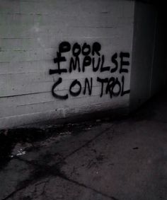 graffiti spray painted on the side of a white brick wall that reads por empuise control