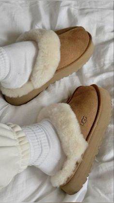 Uggs Shoes, Cute Uggs, Ideas De Collage, Different Shoes, Preppy Shoes, Maddie Ziegler, Shoes Ideas, Home Shoes, Xmas List